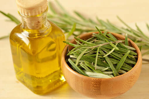 Rosemary Oil for Natural Hair: Benefits, Uses, and DIY Guide